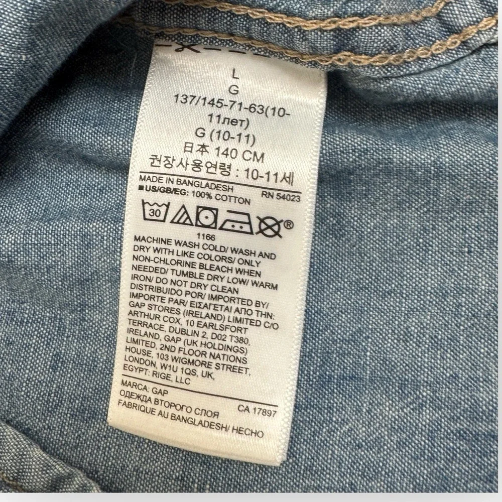 Gap Boys Denim Long Sleeve Button Up Shirt  Size Large 100% Cotton Light‎ Wash